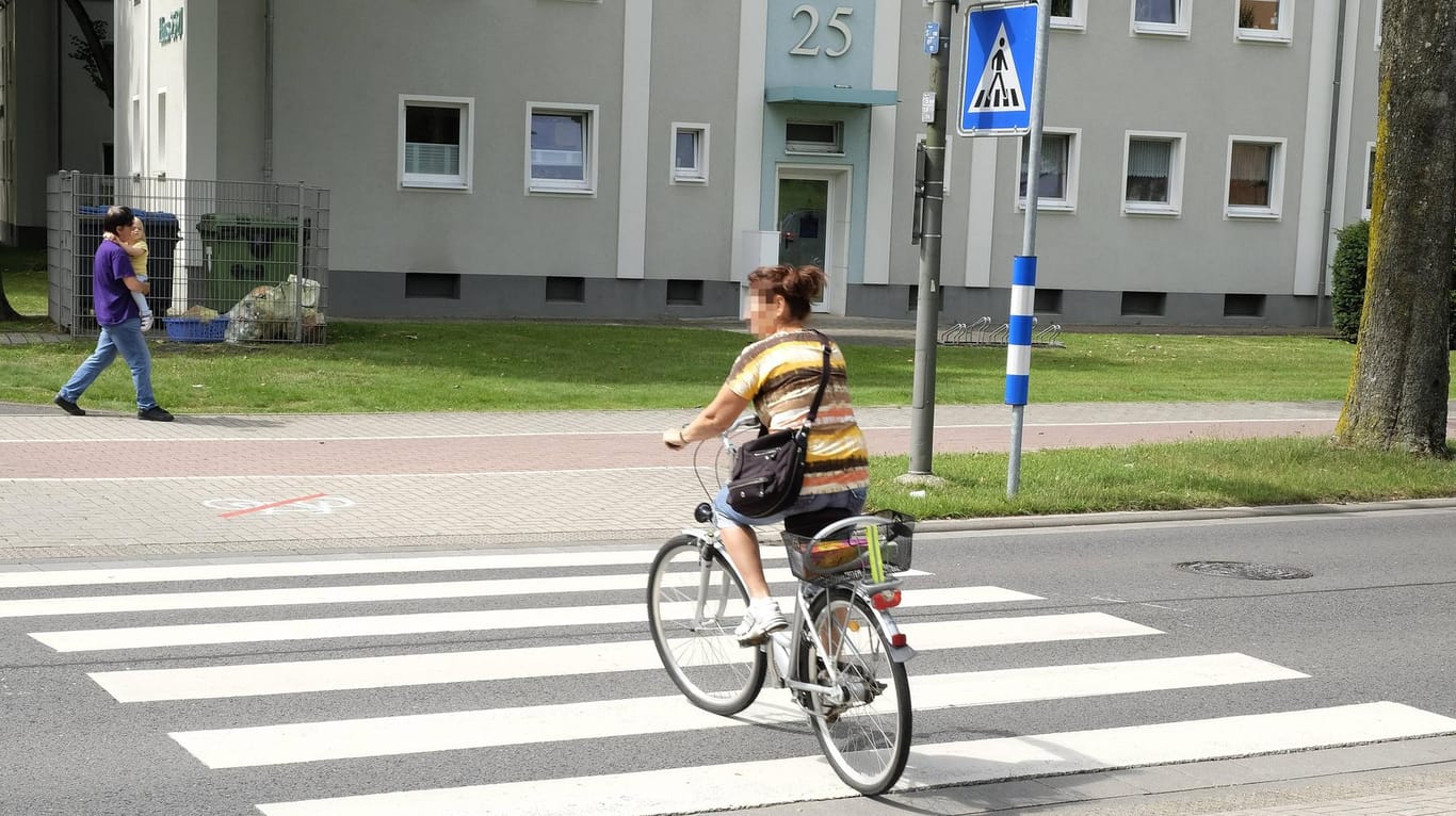 Eine Radfahrerin überquert einen Zebrastreifen: An einem Zebrastreifen in Paderborn machte ein Linienbus eine Vollbremsung, um nicht mit einem Radfahrer zu kollidieren.