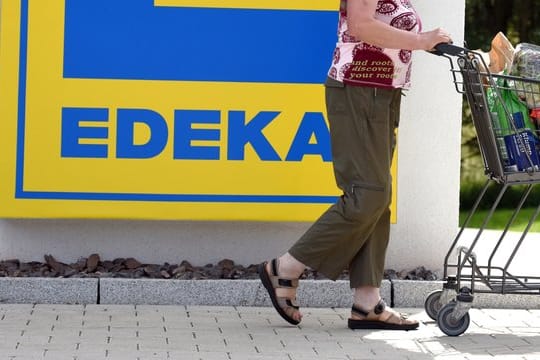 Der bei Edeka und Marktkauf angebotene Artikel "Edeka Schokoladen Lebkuchen, Herzen, Sterne und Brezeln zartbitter" ist von einem Rückruf betroffen.