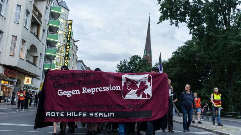 "Gegen Bullen/Gegen Knäste/Gegen Repression": Demonstrationsbanner der "Roten Hilfe" 2017.