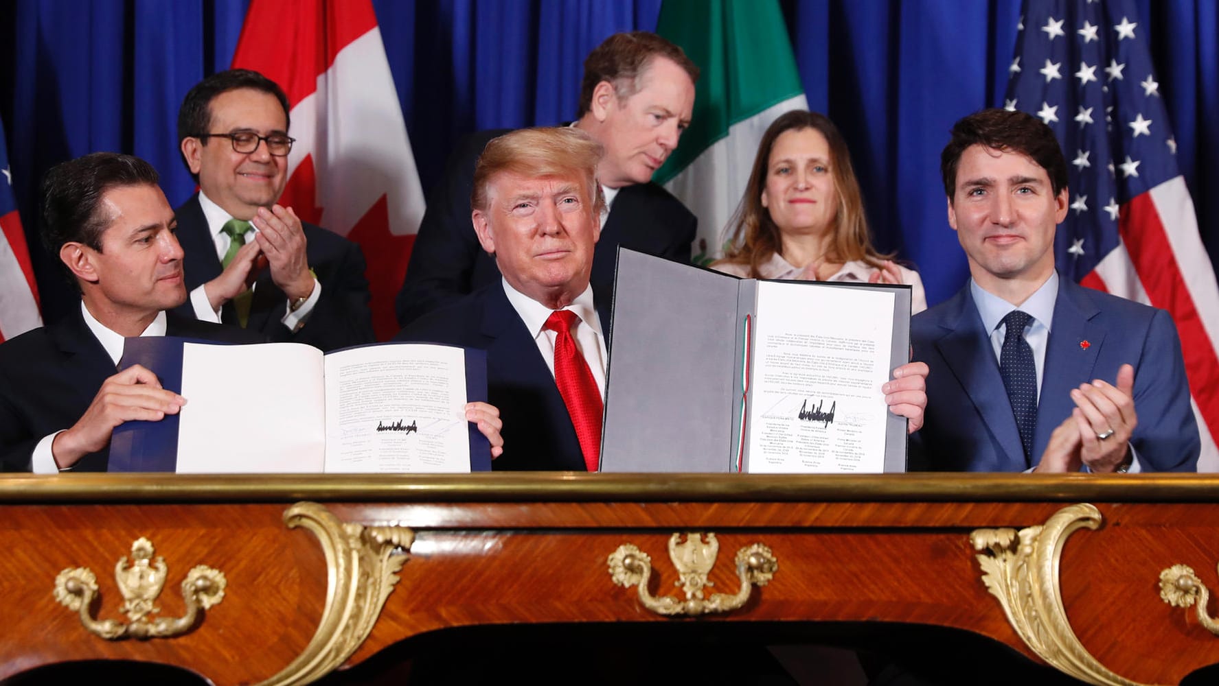 Buenos Aires: Am Rande des G20-Gipfel haben Mexikos Präsident Peña Nieto (l.), US-Präsident Trump (M) und Kanadas Premier Trudeau das USMCA-Abkommen unterzeichnet. Buenos Aires: Am Rande des G20-Gipfel haben Mexikos Präsident Peña Nieto (l.), US-Präsident Trump (M) und Kanadas Premier Trudeau das USMCA-Abkommen unterzeichnet.