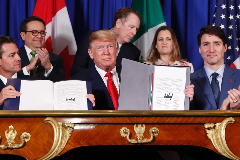 Buenos Aires: Am Rande des G20-Gipfel haben Mexikos Präsident Peña Nieto (l.), US-Präsident Trump (M) und Kanadas Premier Trudeau das USMCA-Abkommen unterzeichnet.