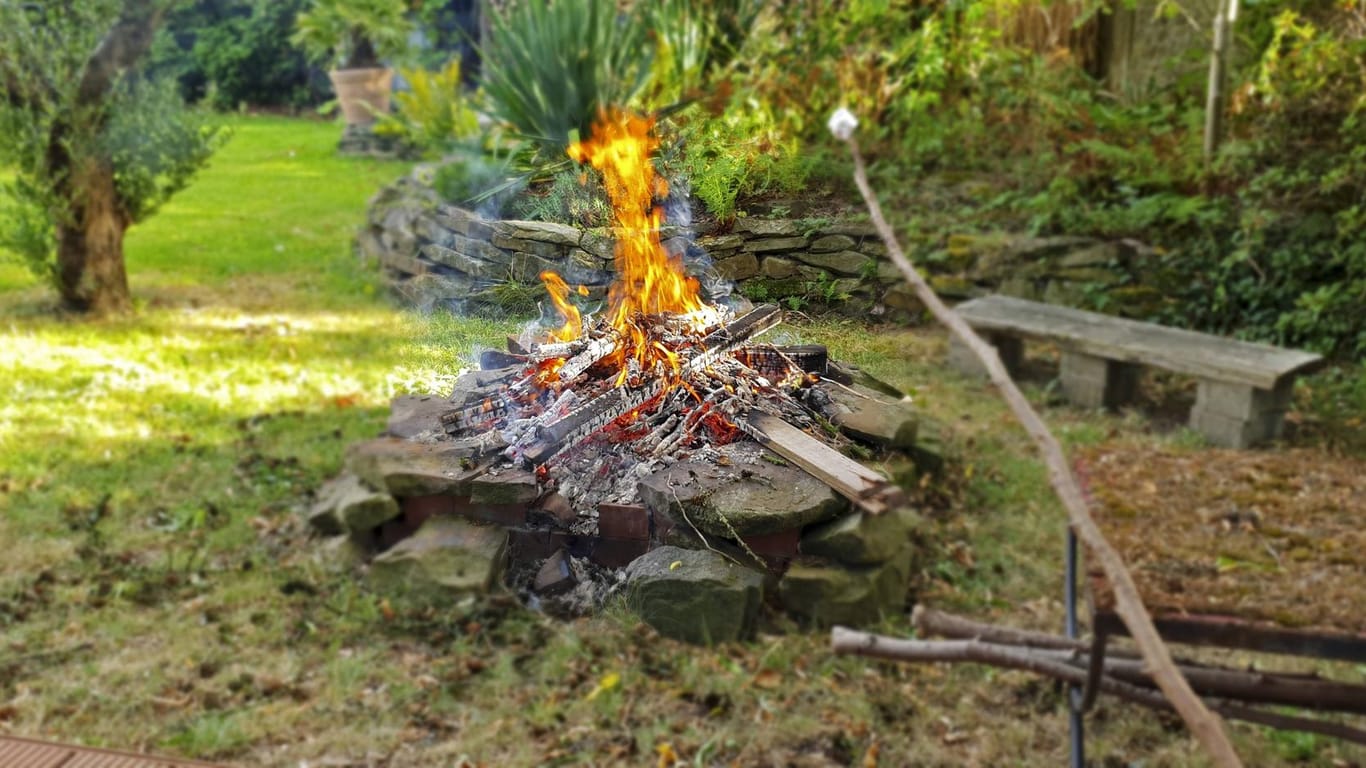 Ein Lagerfeuer in einem Garten: Im Ruhrgebiet entzündet ein ein Mann ein Feuer in seiner Badewanne.