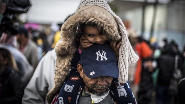 Was ist schlimmer, die Not an der mexikanischen Grenze oder die gefährliche Heimat? Mehrere hundert mittelamerikanische Migranten haben ihren Versuch aufgegeben, in die USA zu gelangen. Was ist schlimmer, die Not an der mexikanischen Grenze oder die gefährliche Heimat? Mehrere hundert mittelamerikanische Migranten haben ihren Versuch aufgegeben, in die USA zu gelangen.