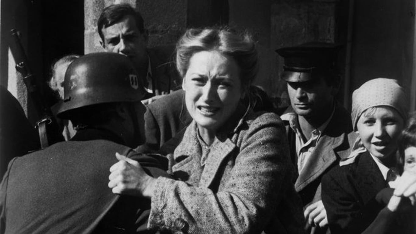 Inga Helms-Weiss (Meryl Streep) muss hilflos mitansehen, wie ihr Mann abgeholt und in ein Konzentrationslager gebracht wird - Szene aus Folge 3 der TV-Serie "Holocaust - Die Geschichte der Familie Weiss".