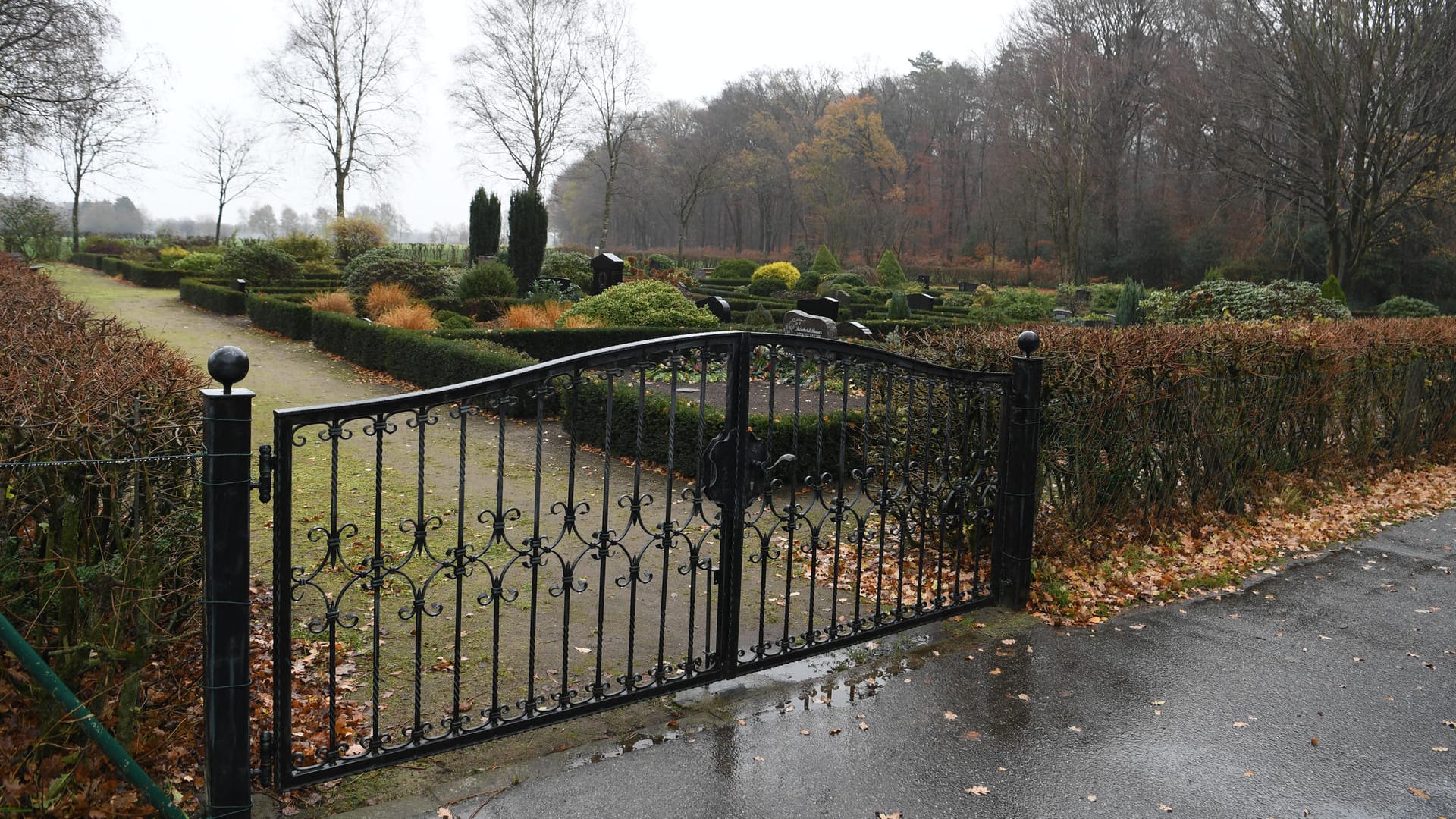 Ein verschlossenes Tor und ein Zaun begrenzen den Friedhof: Ein Gemeindearbeiter wurde nach eigener Schilderung bei der Pflege der Grünanlage von einem Wolf in die Hand gebissen.