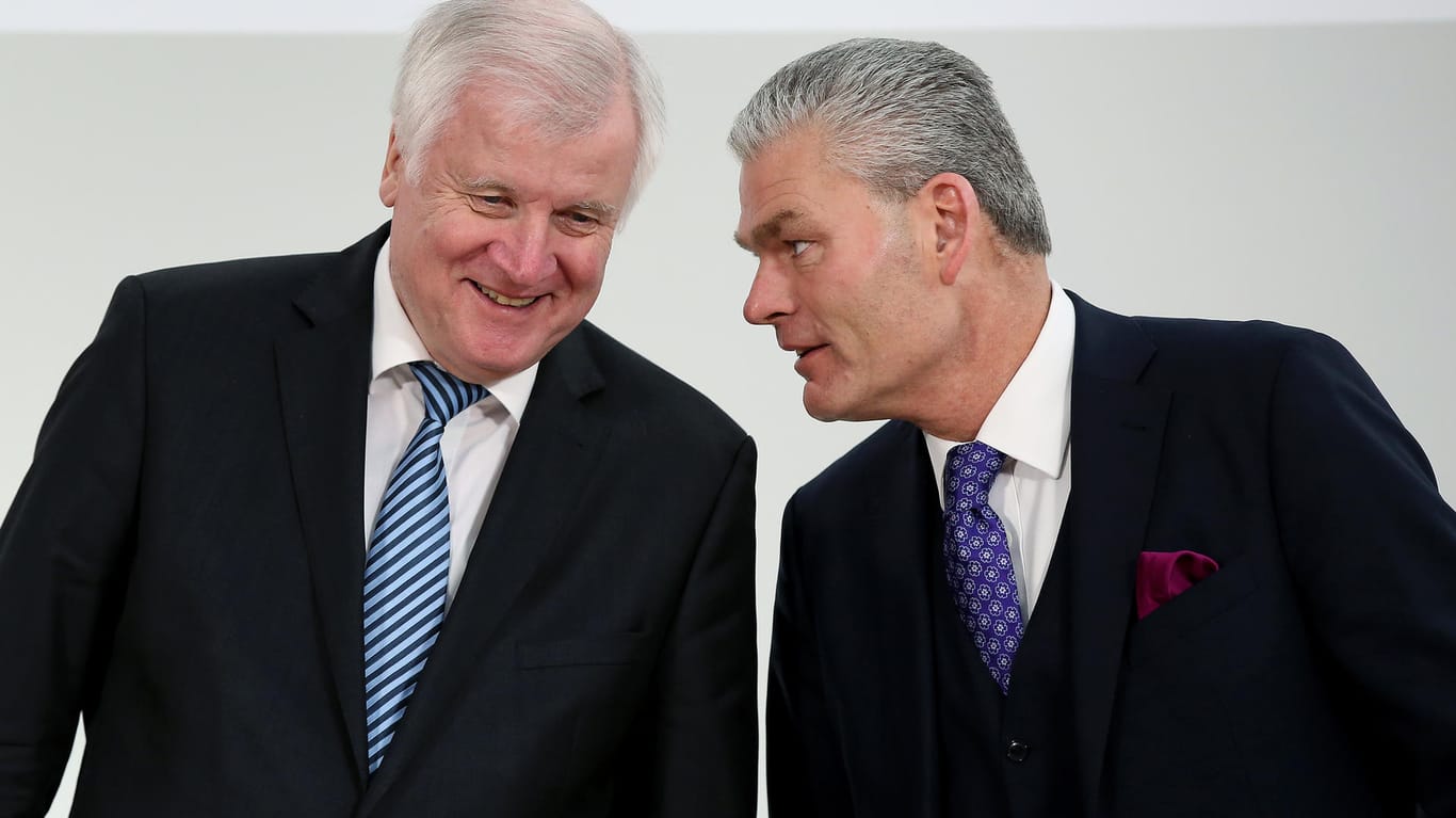 Horst Seehofer (CSU, links) und Sachsen-Anhalts Innenminister Holger Stahlknecht (CDU): Die Innenminister haben sich in den vergangenen Tagen in Magdeburg zur Konferenz getroffen.