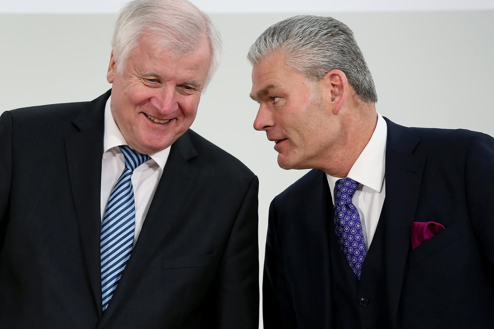 Horst Seehofer (CSU, links) und Sachsen-Anhalts Innenminister Holger Stahlknecht (CDU): Die Innenminister haben sich in den vergangenen Tagen in Magdeburg zur Konferenz getroffen.