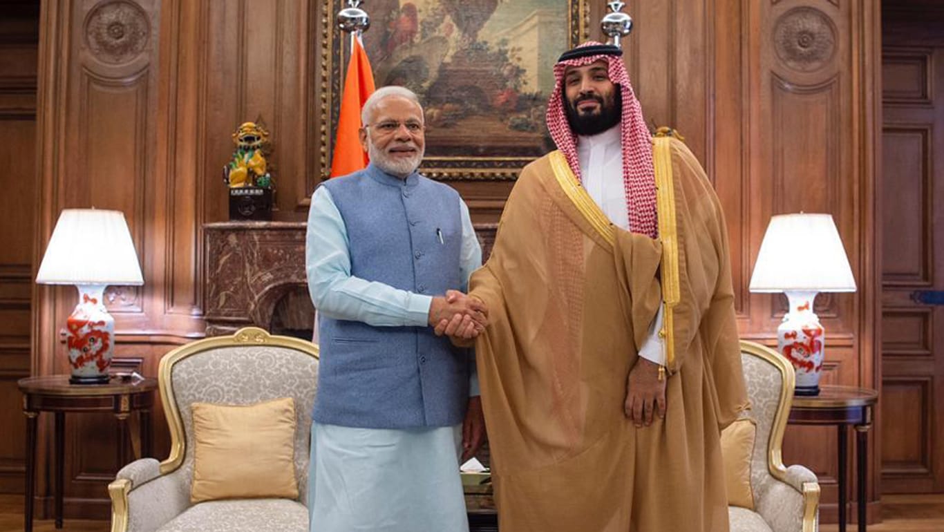 Händeschütteln mit dem umstrittenen Monarchen: Indiens Premier Modi traf bin Salman am Rande des Gipfels in Buenos Aires.