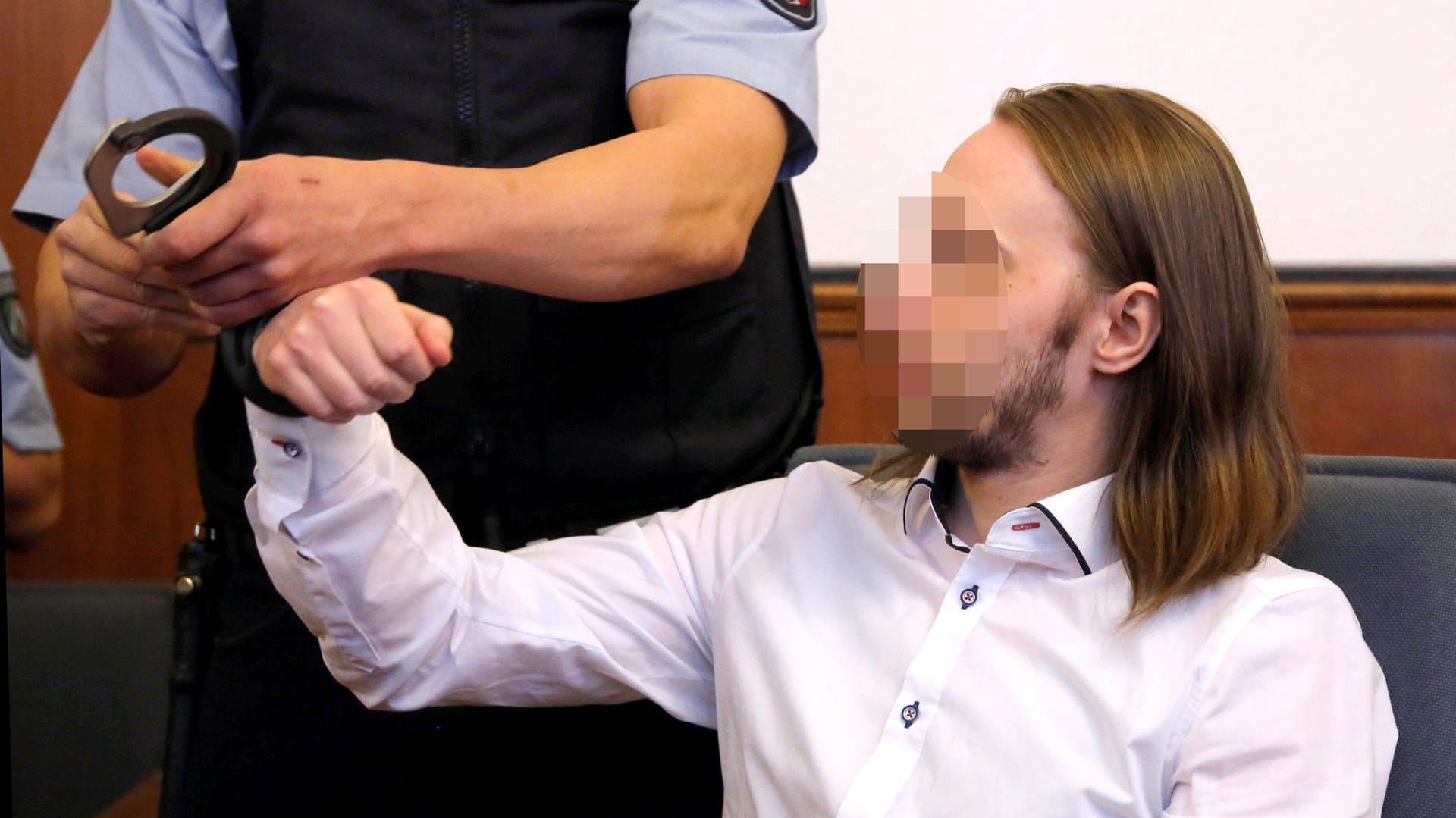 Sergej W. werden im Gerichtssaal die Handschellen abgenommen: Der BVB-Attentäter hat Revision gegen das Urteil eingelegt. Sergej W. werden im Gerichtssaal die Handschellen abgenommen: Der BVB-Attentäter hat Revision gegen das Urteil eingelegt.