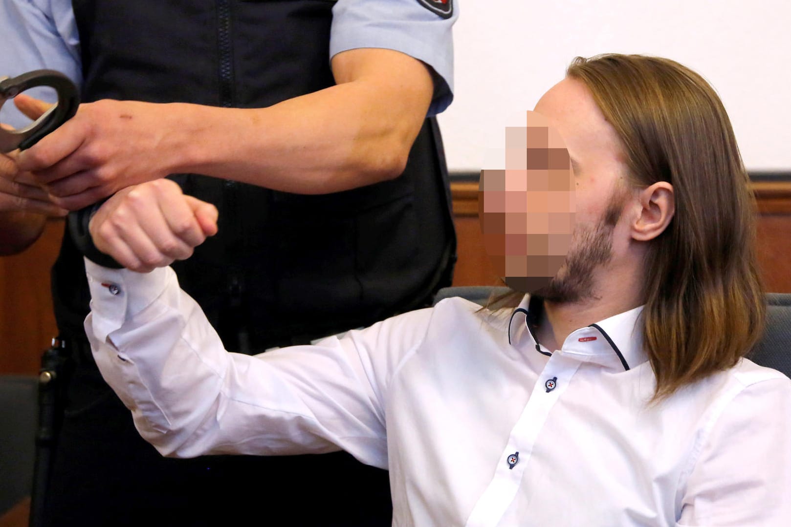 Sergej W. werden im Gerichtssaal die Handschellen abgenommen: Der BVB-Attentäter hat Revision gegen das Urteil eingelegt.