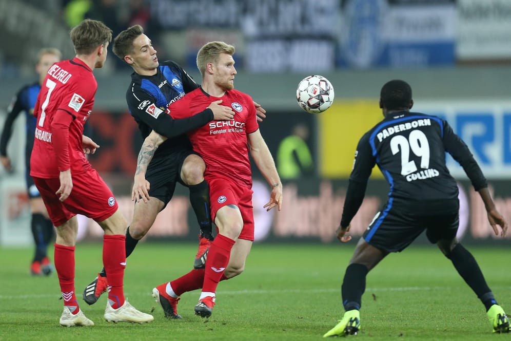 Paderborns Philipp Klement (2. v. l.) im Kampf um den Ball mit Andreas Voglsammer (M.) aus Bielefeld.