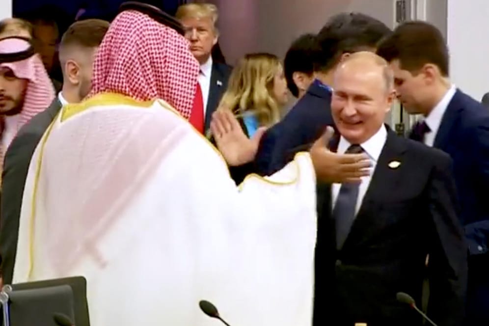 Mohammed bin Salman begrüßt Wladimir Putin per Handschlag: Der saudische Kronprinz wurde auf dem G20-Gipfel insgesamt recht freundlich aufgenommen.