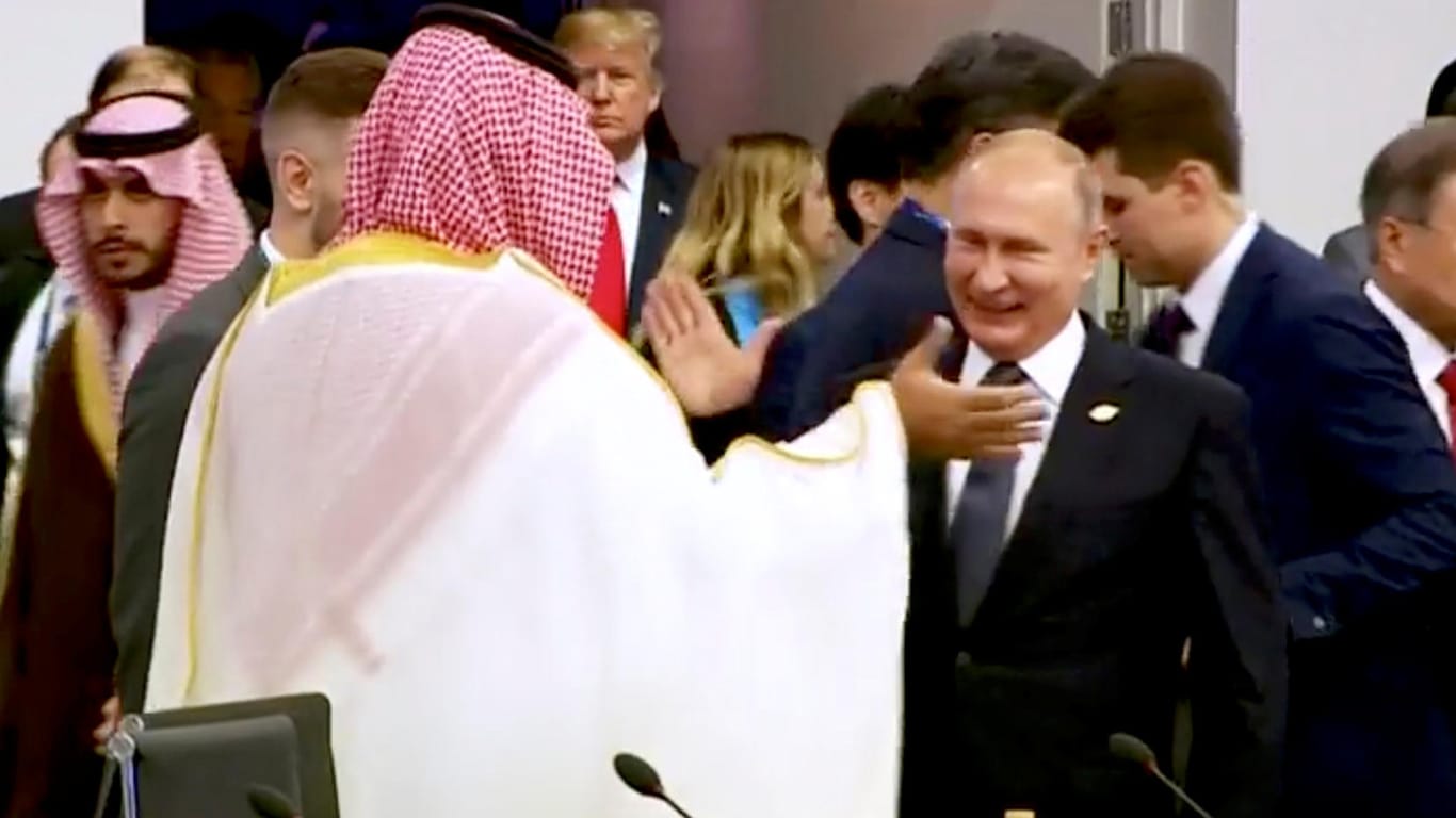 Mohammed bin Salman begrüßt Wladimir Putin per Handschlag: Der saudische Kronprinz wurde auf dem G20-Gipfel insgesamt recht freundlich aufgenommen.