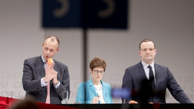 Die drei Kandidaten für den CDU-Bundesvorsitz stellen sich den Parteimitgliedern vor. Die drei Kandidaten für den CDU-Bundesvorsitz stellen sich den Parteimitgliedern vor.