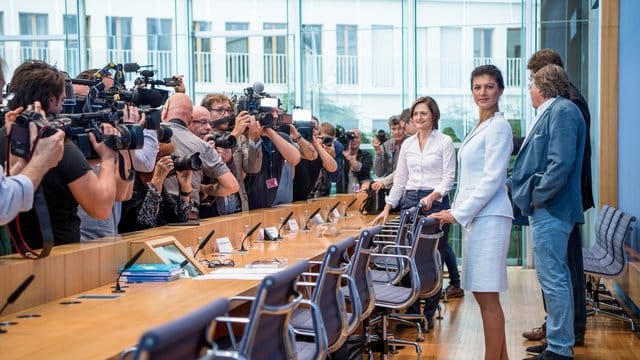 Fraktionschefin Sahra Wagenknecht steht derzeit im Mittelpunkt des Führungsstreits der Linken. Fraktionschefin Sahra Wagenknecht steht derzeit im Mittelpunkt des Führungsstreits der Linken.