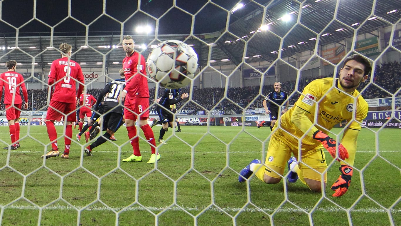 Fassungslos: Bielefelds Torwart Stefan Ortega (r.) kassierten den Ausgleich gegen Paderborn in der letzten Minute.