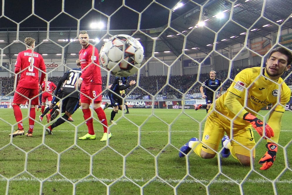 Fassungslos: Bielefelds Torwart Stefan Ortega (r.) kassierten den Ausgleich gegen Paderborn in der letzten Minute.