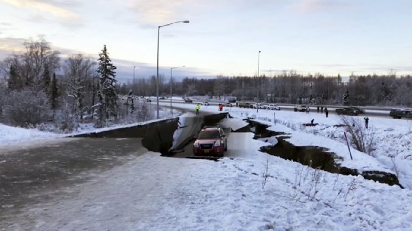Ein starkes Erdbeben hat den Süden Alaskas erschüttert.