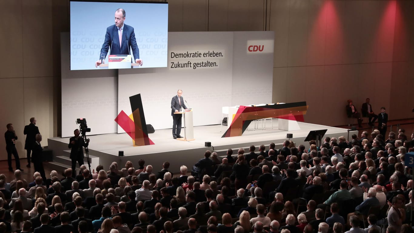 Friedrich Merz auf der Bühne der CDU-Regionalkonferenz Berlin/Brandenburg.