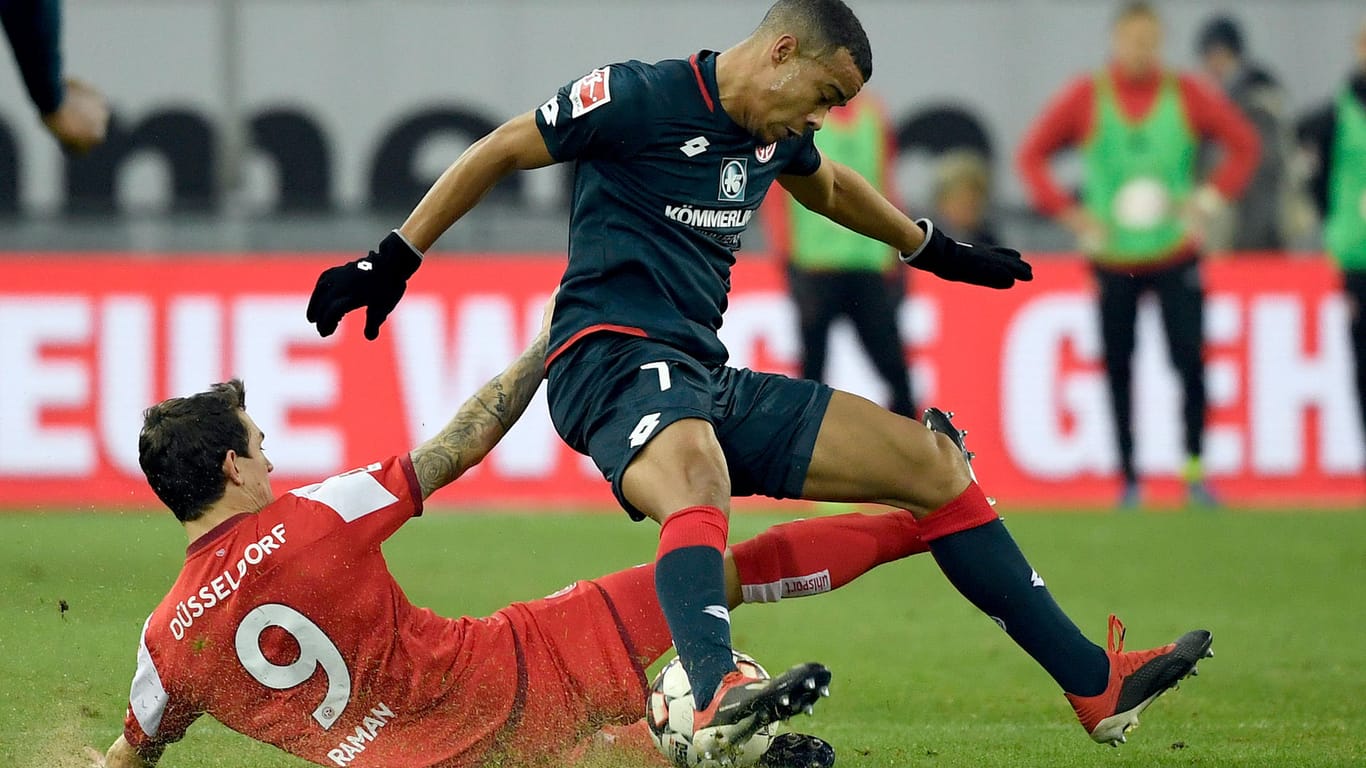 Stellvertretend für eine intensive Partie: Der Mainzer Robin Quaison (r.) und Düsseldorfs Benito Raman kämpfen um den Ball.