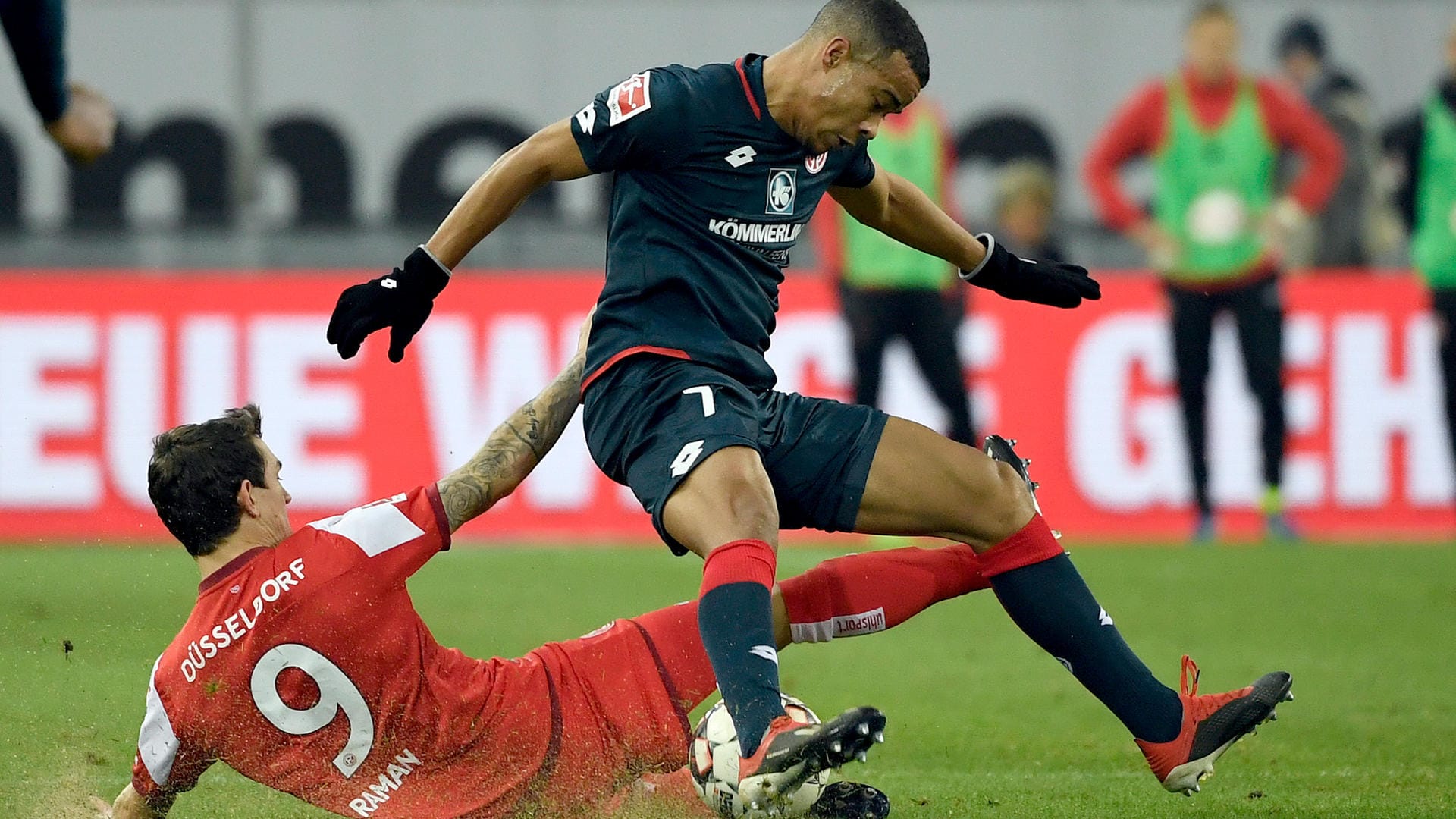 Stellvertretend für eine intensive Partie: Der Mainzer Robin Quaison (r.) und Düsseldorfs Benito Raman kämpfen um den Ball.