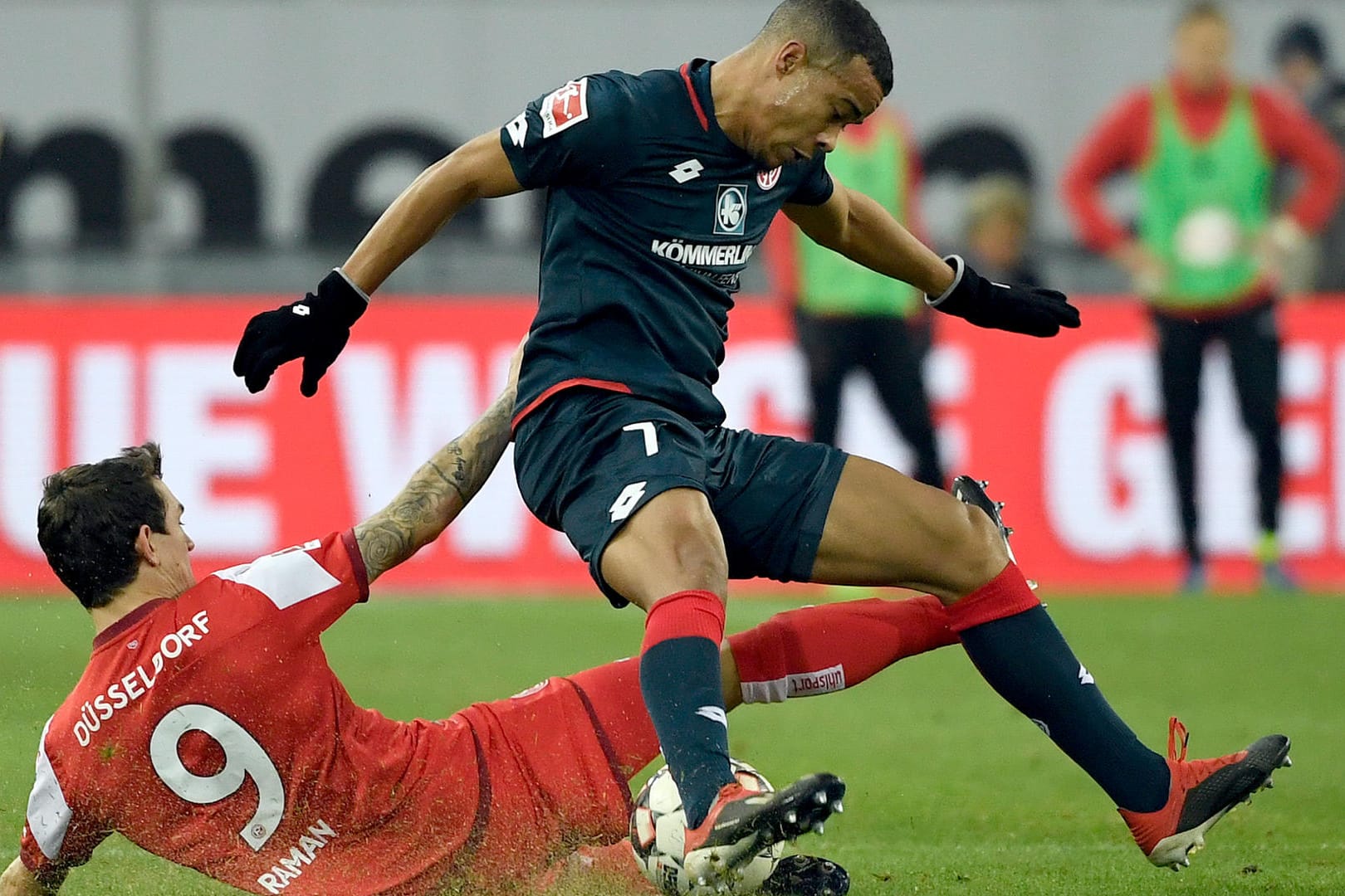 Stellvertretend für eine intensive Partie: Der Mainzer Robin Quaison (r.) und Düsseldorfs Benito Raman kämpfen um den Ball.