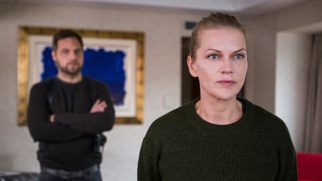 Ermittlerin Helen Dorn (Anna Loos) hilft dem BKA-Kommissar Felix Schwarz (Christoph Letkowski), einen alten Fall wieder aufzurollen. Ermittlerin Helen Dorn (Anna Loos) hilft dem BKA-Kommissar Felix Schwarz (Christoph Letkowski), einen alten Fall wieder aufzurollen.