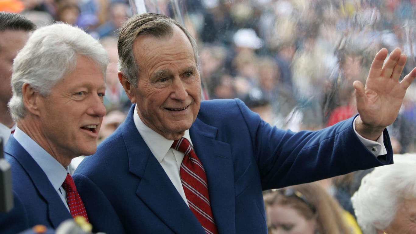 Bill Clinton (l.) und George H. W. Bush besuchen 2005 gemeinsam den 39. Superbowl in Jacksonville: Nach der bitteren Wahlniederlage entwickelten die beiden Konkurrenten in späteren Jahren so etwas wie eine Freundschaft.