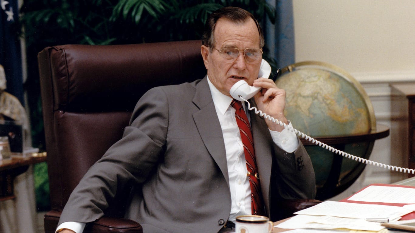George H. W. Bush telefoniert im Juli 1990 mit Michail Gorbatschow: Vor allem als Außenpolitiker konnte der 41. US-Präsident Erfolge verzeichnen.
