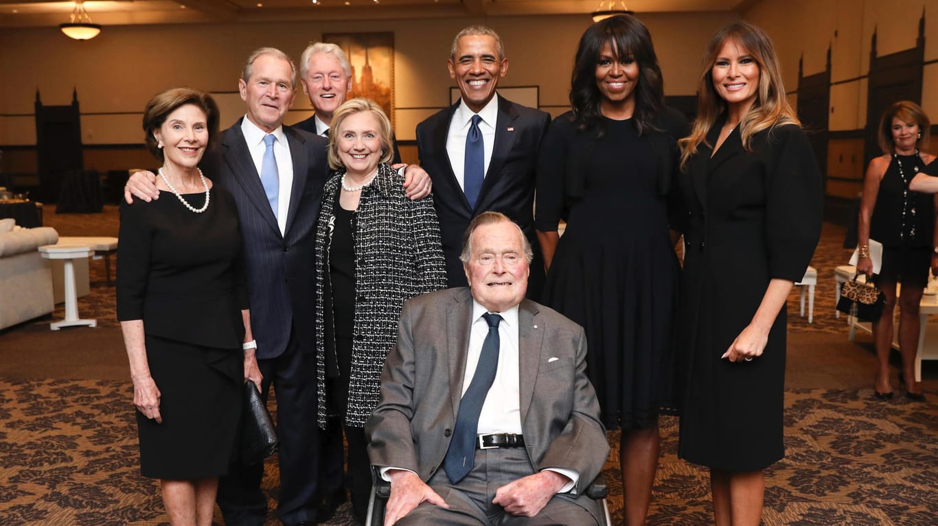 Zur Trauerfeier für Bushs Ehefrau Barbara kamen im April 2018 neben George W. Bush auch die Ex-Präsidenten Clinton und Obama mit ihren Partnerinnen: Nur der mit Bush verfeindete, aktuelle Präsident Donald Trump blieb fern und schickte lediglich First Lady Melania Trump.