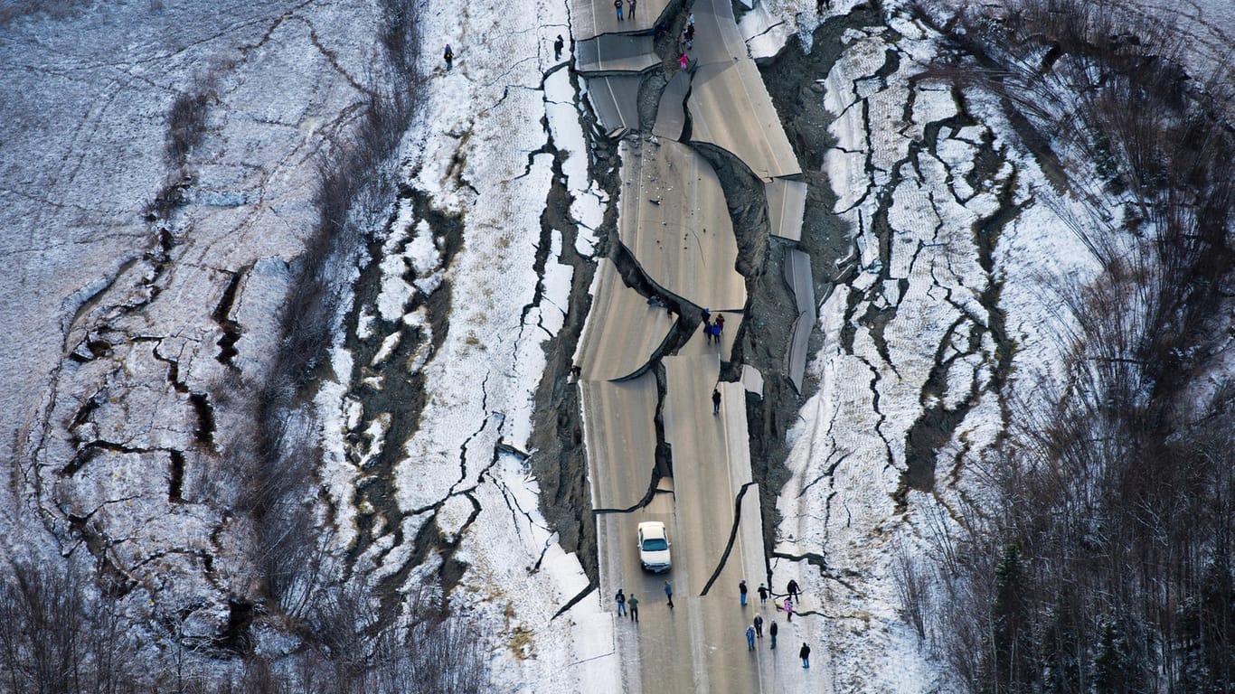 Dieses Luftbild zeigt Schäden an der Vine Road nach dem Erdbeben: Ein starkes Beben hat am Freitag den Süden Alaskas erschüttert und in der Großstadt Anchorage Gebäude erzittern lassen.