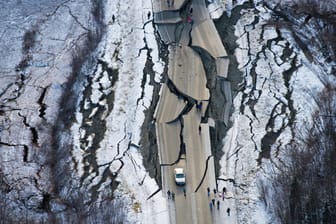 Dieses Luftbild zeigt Schäden an der Vine Road nach dem Erdbeben: Ein starkes Beben hat am Freitag den Süden Alaskas erschüttert und in der Großstadt Anchorage Gebäude erzittern lassen.