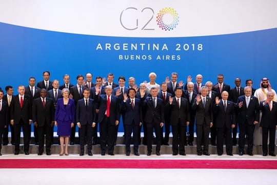 Teilnehmer des Gipfels haben sich im Tagungszentrum des G20 Gipfeltreffens in Buenos Aires zu einem Familienfoto aufgestellt.