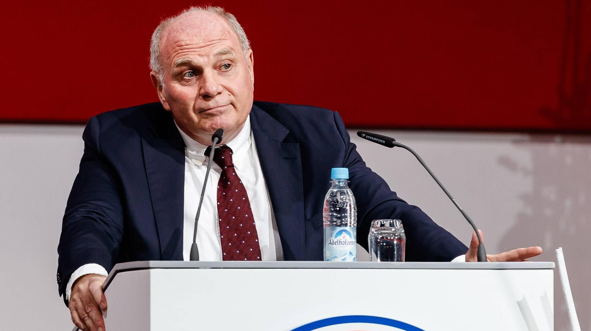 Pfiffe und Buhrufe: Bayern Münchens Präsident Uli Hoeneß ist auf der Jahreshauptversammlung von Mitgliedern des Klubs kritisiert worden.