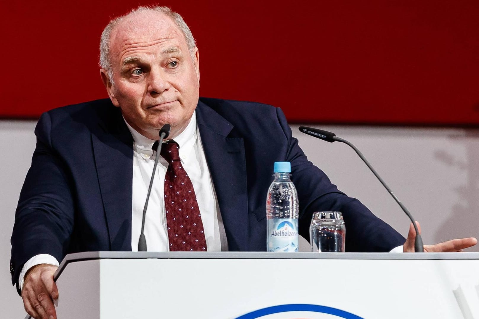 Pfiffe und Buhrufe: Bayern Münchens Präsident Uli Hoeneß ist auf der Jahreshauptversammlung von Mitgliedern des Klubs kritisiert worden.