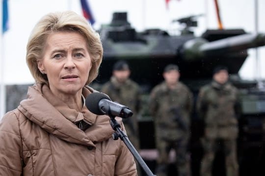 Nimmt die Flugbereitschaft nach der Panne an der Regierungsmaschine der Kanzlerin in Schutz: Verteidigungsministerin Ursula von der Leyen.