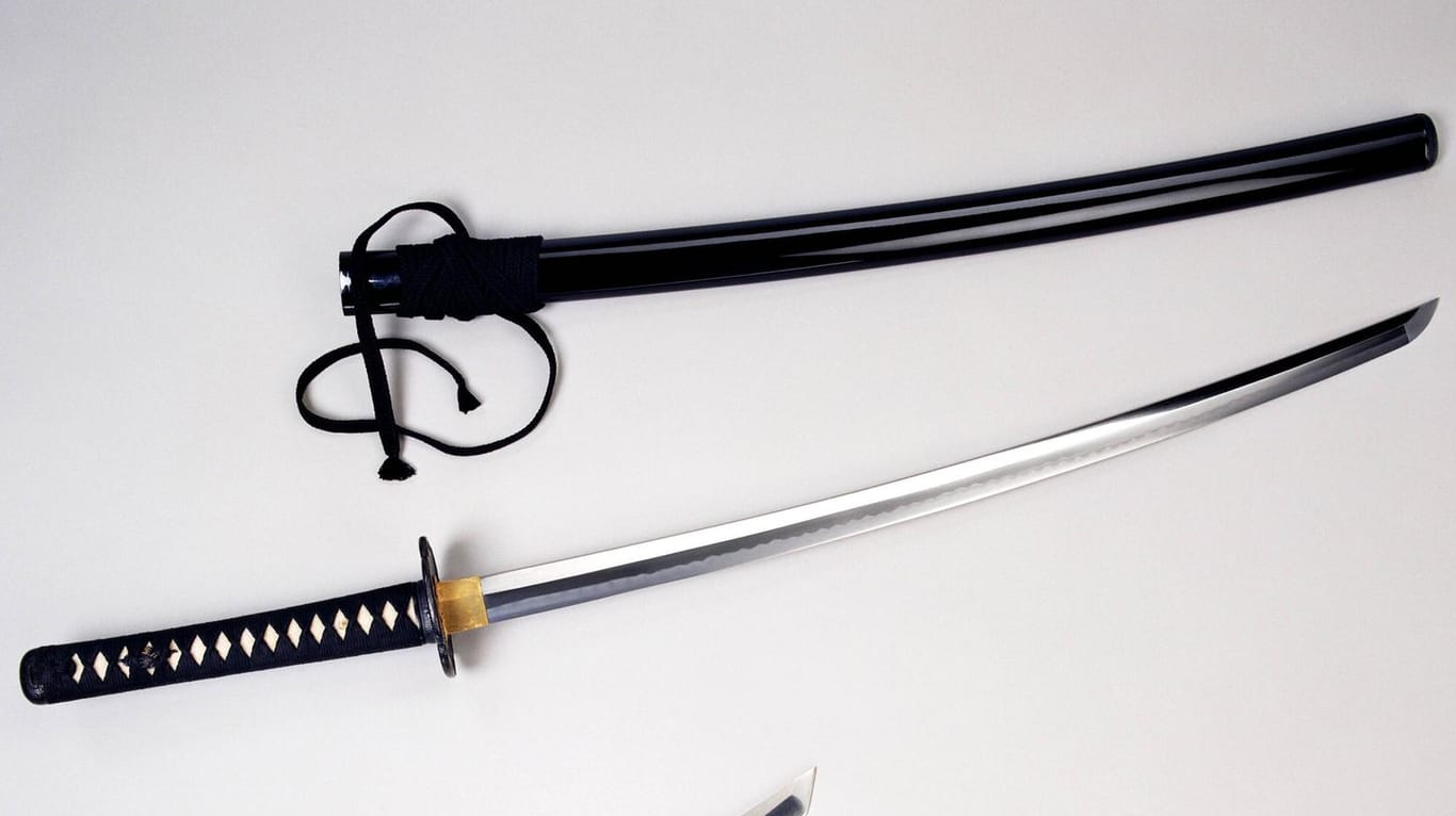 Japanisches Samuraischwert mit Schwertscheide (Symbolbild): Das Schwert, mit dem der Taxifahrer angegriffen wurde, befand sich in einer Hülle.