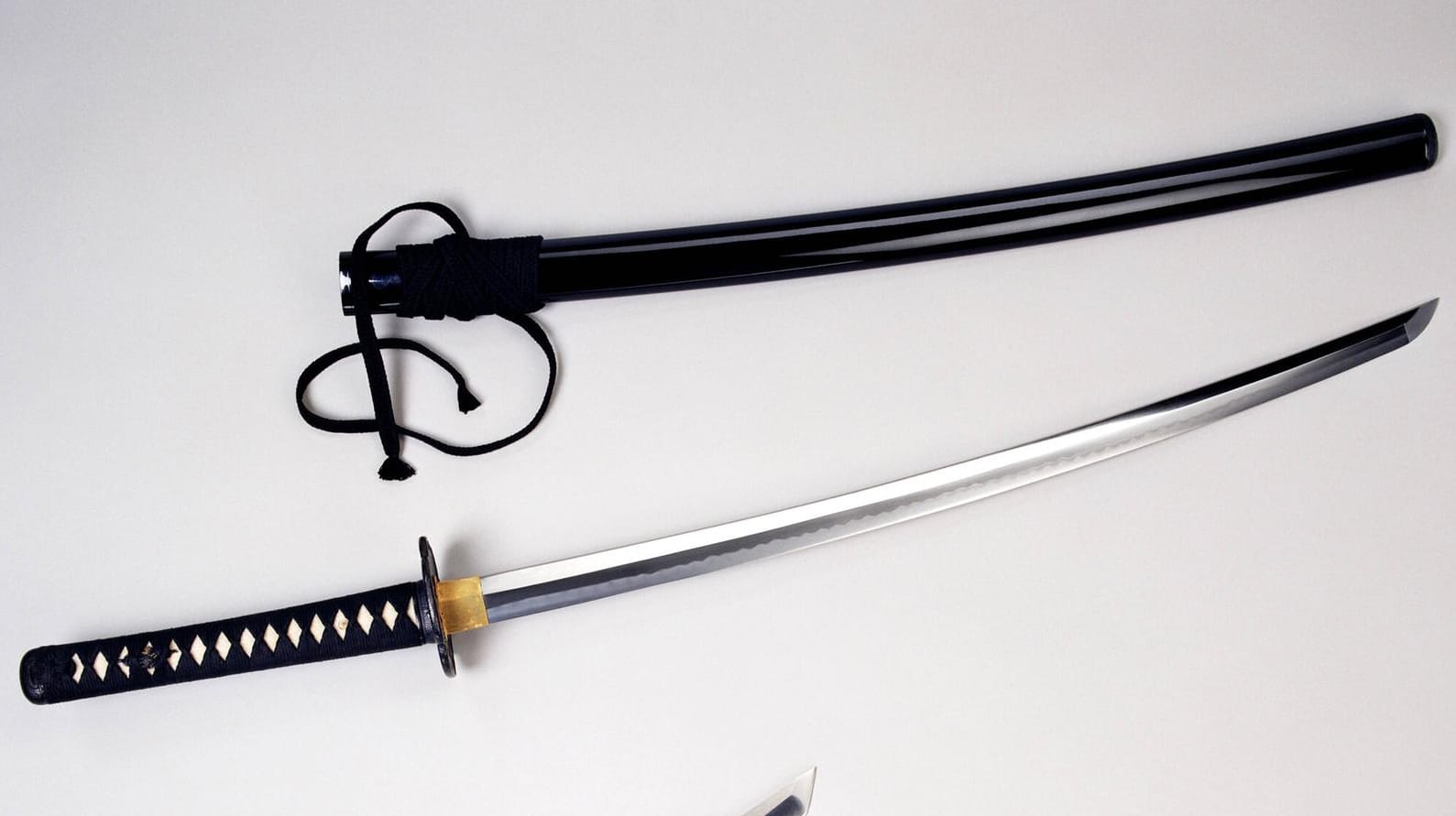 Japanisches Samuraischwert mit Schwertscheide (Symbolbild): Das Schwert, mit dem der Taxifahrer angegriffen wurde, befand sich in einer Hülle. Japanisches Samuraischwert mit Schwertscheide (Symbolbild): Das Schwert, mit dem der Taxifahrer angegriffen wurde, befand sich in einer Hülle.
