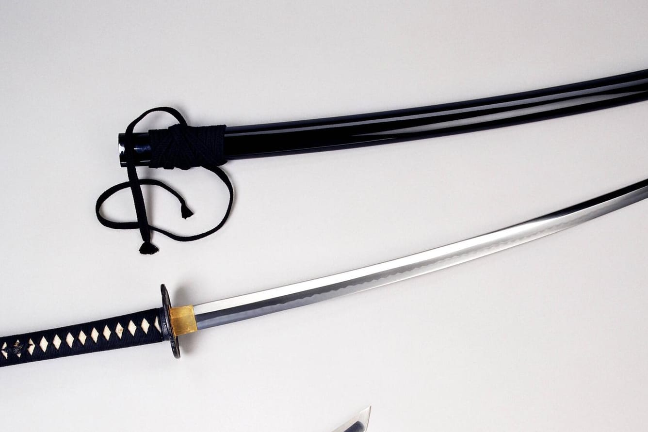 Japanisches Samuraischwert mit Schwertscheide (Symbolbild): Das Schwert, mit dem der Taxifahrer angegriffen wurde, befand sich in einer Hülle.