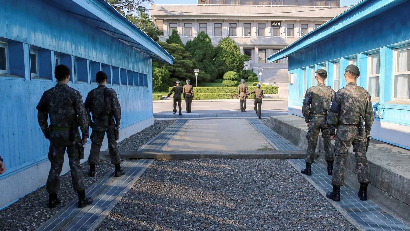 Nordkoreanische (hinten) und südkoreanische Soldaten an der demilitarisierten Zone: Die Grenze zwischen beiden Ländern gilt als die am stärksten gesicherte der Welt.