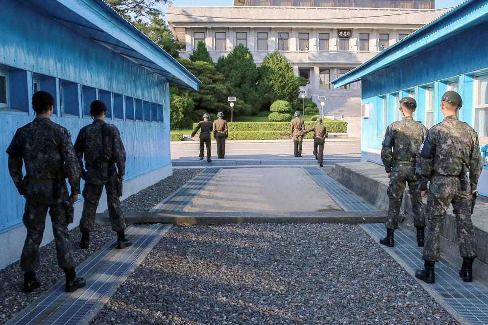 Nordkoreanische (hinten) und südkoreanische Soldaten an der demilitarisierten Zone: Die Grenze zwischen beiden Ländern gilt als die am stärksten gesicherte der Welt.