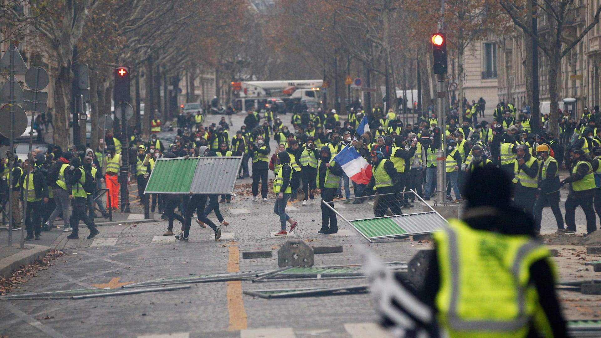 Die "Gelbwesten" beim Demonstrieren: Identitäts- und Sicherheitskontrollen am Champs-Élysées sollen heftigen Ausschreitungen auf dem Boulevard vorbeugen.