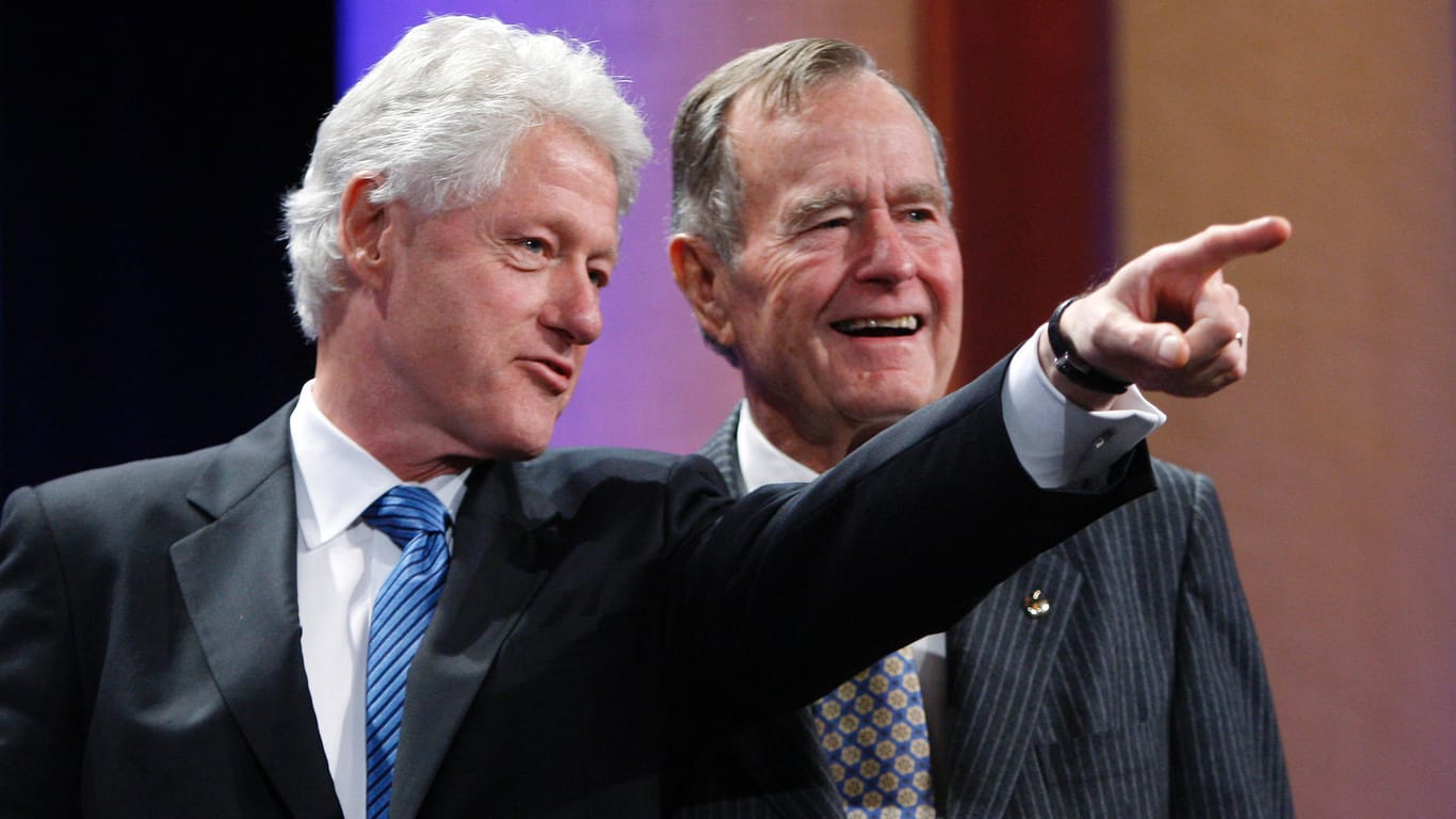 Die früheren US-Präsidenten Bill Clinton und George W. Bush bei einer Charity-Veranstaltung für Hurrikan-Opfer im Jahr 2008: Die ehemaligen Wahlkampf-Konkurrenten pflegten zuletzt ein freundschaftliches Verhältnis.