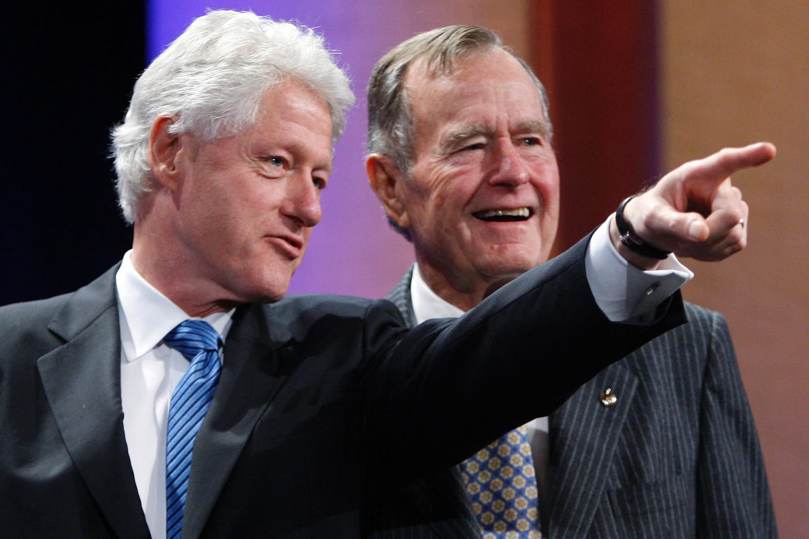 Die früheren US-Präsidenten Bill Clinton und George W. Bush bei einer Charity-Veranstaltung für Hurrikan-Opfer im Jahr 2008: Die ehemaligen Wahlkampf-Konkurrenten pflegten zuletzt ein freundschaftliches Verhältnis.