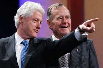 Die früheren US-Präsidenten Bill Clinton und George W. Bush bei einer Charity-Veranstaltung für Hurrikan-Opfer im Jahr 2008: Die ehemaligen Wahlkampf-Konkurrenten pflegten zuletzt ein freundschaftliches Verhältnis.