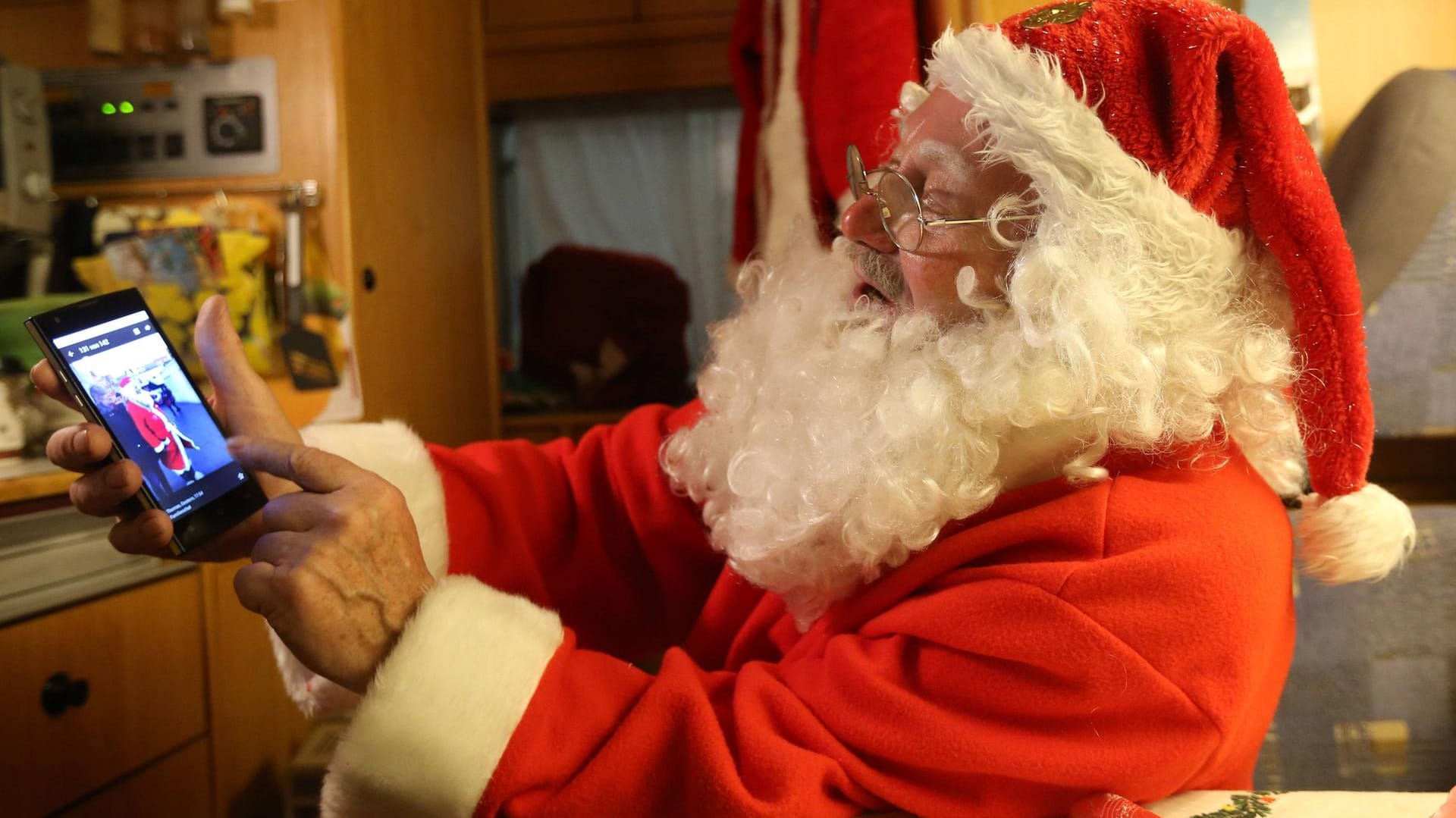 Weihnachtsmann mit Smartphone: Handys sind ein sehr beliebtes Geschenk