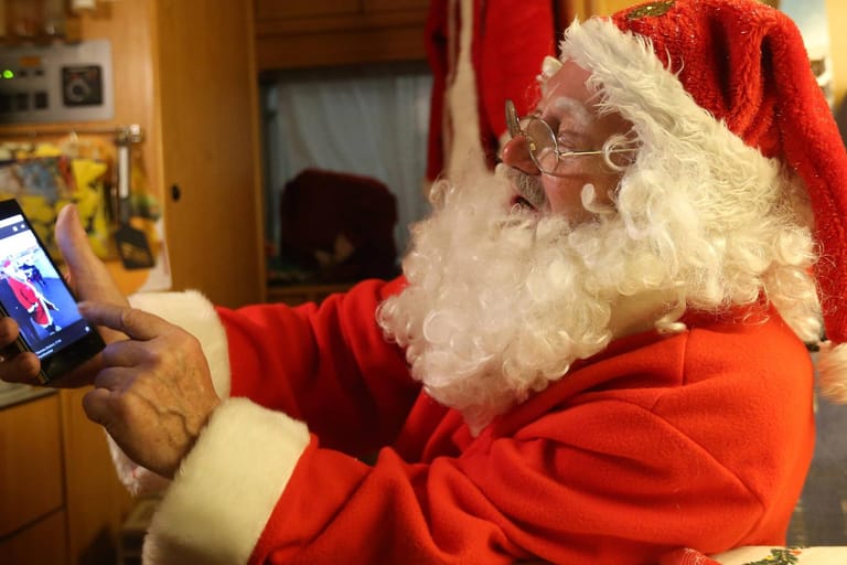 Weihnachtsmann mit Smartphone: Handys sind ein sehr beliebtes Geschenk