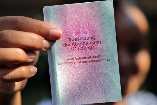 Bei einer Duldung verzichtet der Staat etwa aus humanitären oder praktischen Gründen auf eine Abschiebung.
