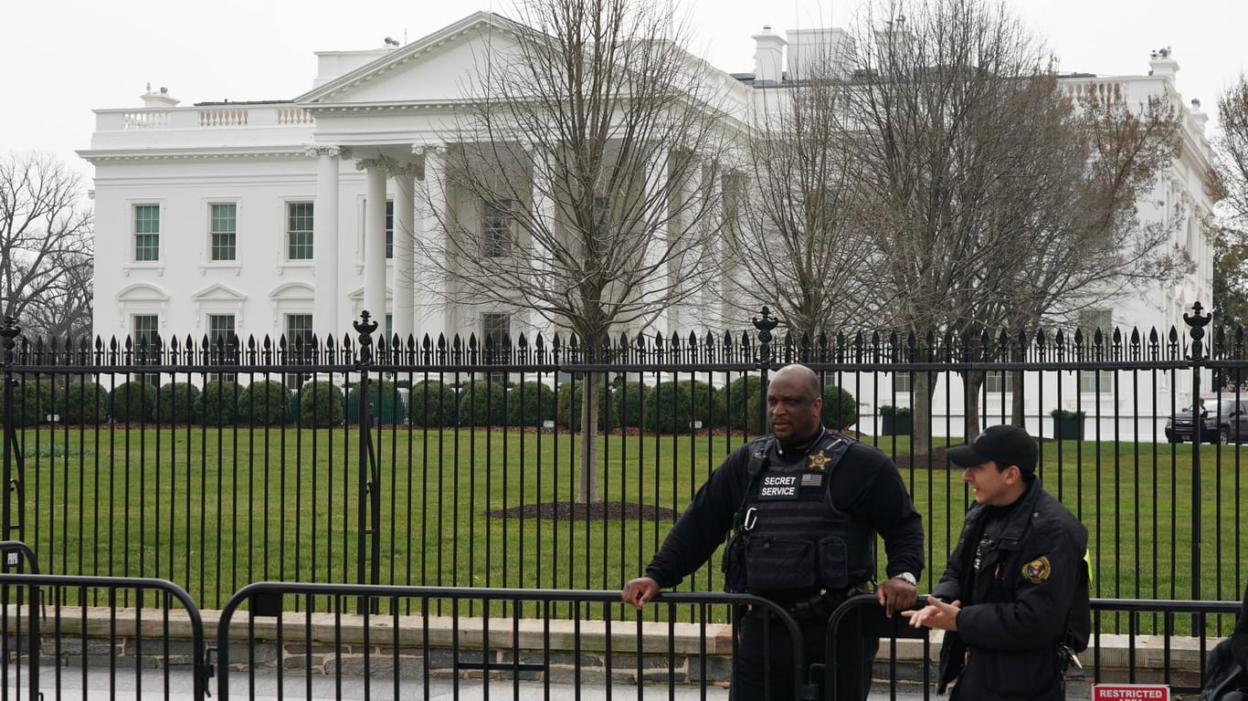Polizisten im Einsatz vor dem Weißen Haus (Archivbild): Mitarbeiter von US-Bundesbehörden dürfen in Zukunft nur noch über den "Widerstand" öffentlich posten, wenn sich der Widerstand auf den Kampf gegen die Kalorien bezieht.