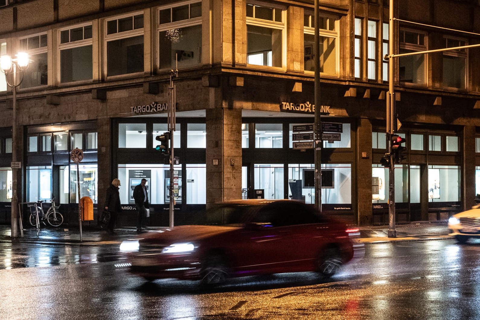 Filiale der Targo-Bank an der Berliner Friedrichstraße: Die Täter kamen laut Polizei durch einen Nebeneingang.
